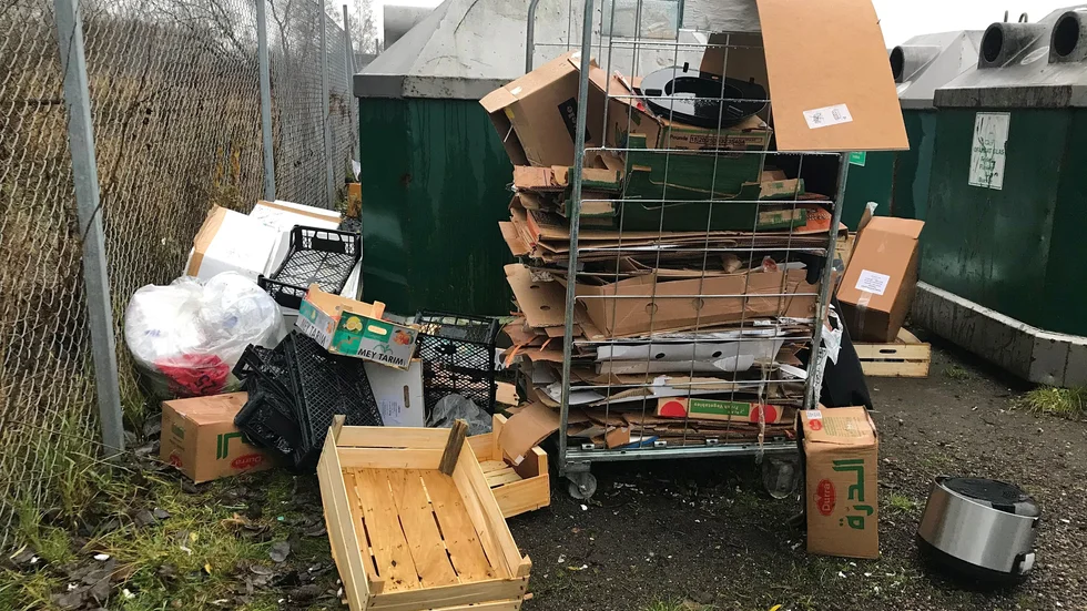 Det var ovanligt skräpigt vid Rosvallas återvinningsstation i helgen.