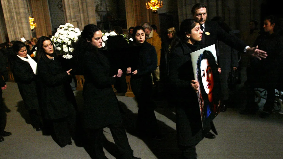Svenska kyrkan skriver "Vi har som kyrka ett särskilt ansvar att arbeta för flickors och kvinnors rättigheter". Bild från Fadimes begravning 2002 i Uppsala domkyrka.