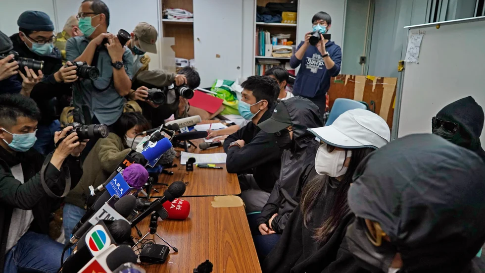 Anhöriga till de tolv Hongkongaktivisterna håller en presskonferens i Hongkong i en bild från måndagen.