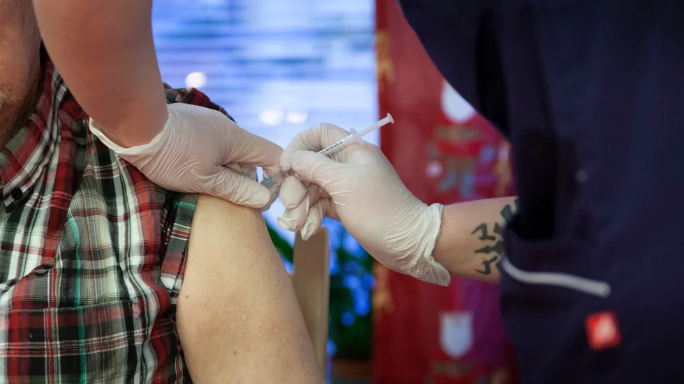 Först ut att vaccineras kommer att bli personer på särskilda boenden, hemsjukvård och de som jobbar inom dessa verksamheter för att skydda de äldre till exempel personal inom kommunerna.