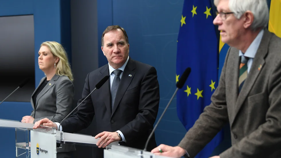 Socialminister Lena Hallengren (S), statsminister Stefan Löfven (S) och Folkhälsomyndighetens generalsekreterare Johan Carlsson vid fredagens pressträff. Se den i sin helhet i tv-spelaren nedan.