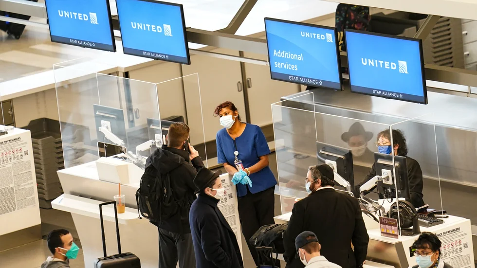 Resenärer väntar på att få checka in på LaGuardia-flygplatsen i Queens, New York. Från den 26 januari måste resenärer till USA ha testat negativt för covid-19 före avresa. Arkivbild.