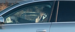 Bilföraren körde och pratade i telefon – fick böter för rattsurfning