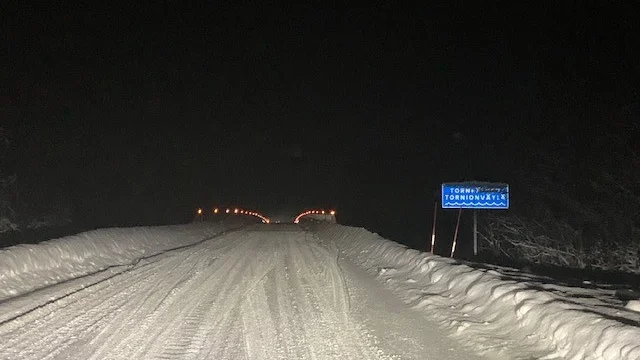 Byaföreningen lyser upp bron över Torne älv.