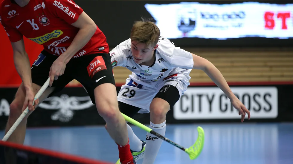 Filip Langer (i vit tröja) i en match mot just Storvreta (Victor Andersson syns till vänster) för tre år sedan. Nu ska han träna med Uppsalalaget.