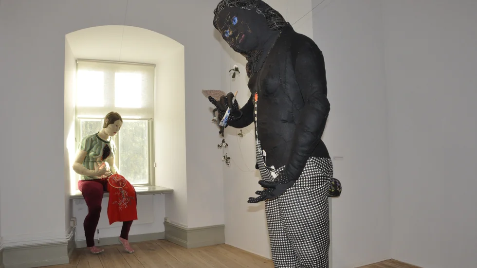 Jättelika dockor gjorda av Pauliina Turakka Purhonen ställs ut på Uppsala konstmuseum.