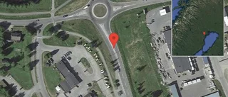 Lastbil står still på väg 374 - helt stopp i ett körfält