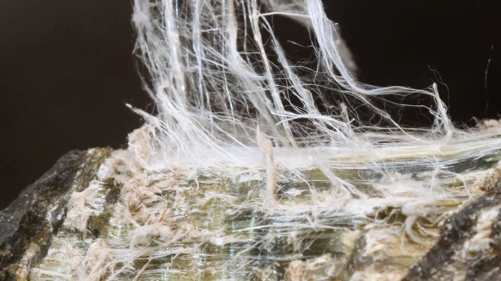 Invånarna i kanadensiska Asbestos har röstat för att döpa om orten till "Val-des-Sources". Här syns asbestfibrer från en serpentinsten. Arkivbild.