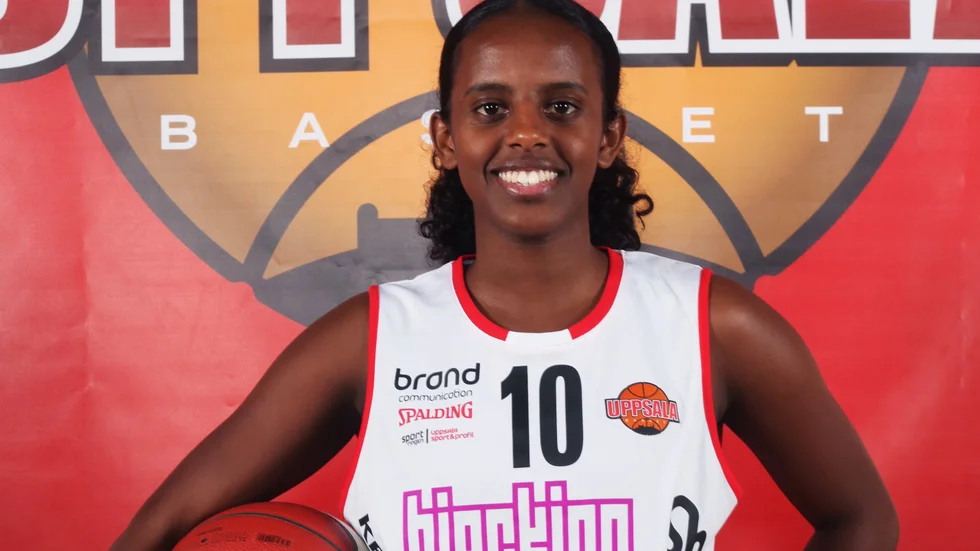 Milen Hagos har valt att fortsätta spela med Uppsala Basket.