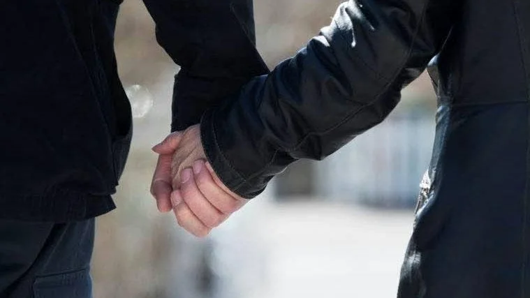En vårdare fick sparken efter att ha blivit förälskad i sin klient.