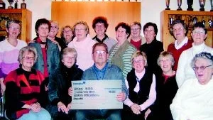 Foto: BO FRICK VFF:s damklubb fick kvällens längsta applåd när 100 000 kronor överlämnades till nye ordföranden Sune Johansson.