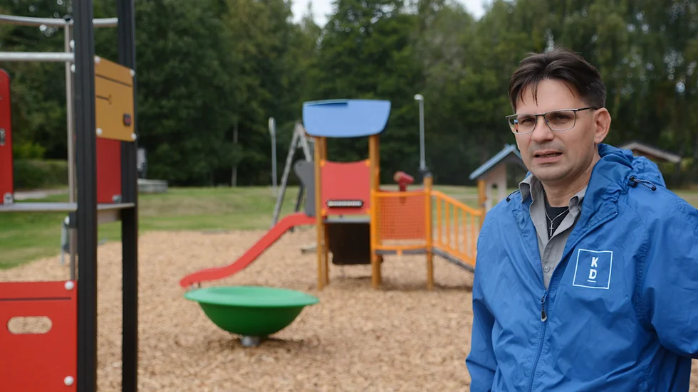 Samhällsbyggnadsutskottets ordförande, Ola Gustafsson (KD) vid en av de två lekplatser i Gullringen som nu piffats upp enligt kommunens nya strategi. "All utrustning är ny utom gungställningen som ska fräschas upp", säger han.