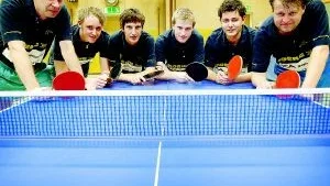 Foto. MATILDA AHL Seriesegrare är vi allihop. VBTK vann div. IV och laget består av från vänster: Conny Carlsson, Mikael Edberg, Thomas Barath, Richard Jeansson, Joakim Wiklund och Rolf G Wiis. I laget ingår också Erik Rylander.