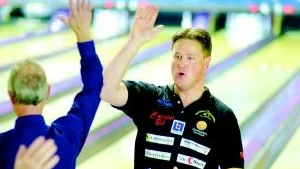 Foto: MAGNUS GLANS Roger Linder  gratuleras till ett bra slag av coachen Roger Svensson.
