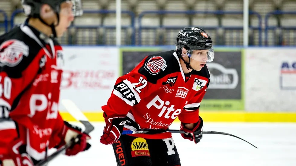 LADDAD. Förra säsongen toppade han länge Piteå Hockeys interna skytteliga. Nu ser Jonathan Tholander fram mot måndagens möte med sina gamla lagkamrater i  Piteå.