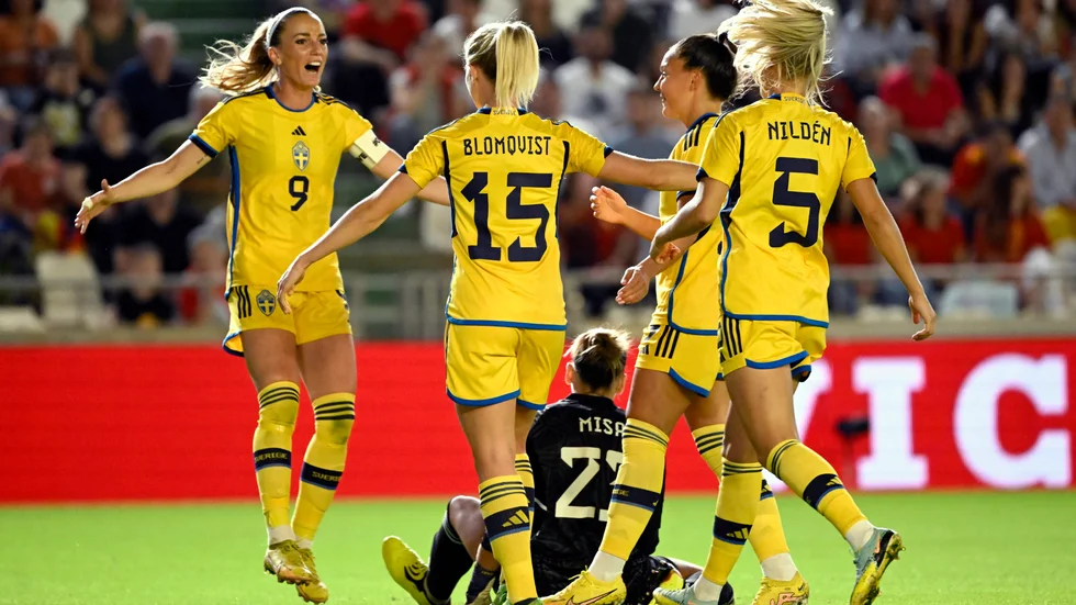 Svenskt måljubel efter att Rebecka Blomqvist (15) satt 1–0 i fredagens landskamp mot Spanien i Córdoba.