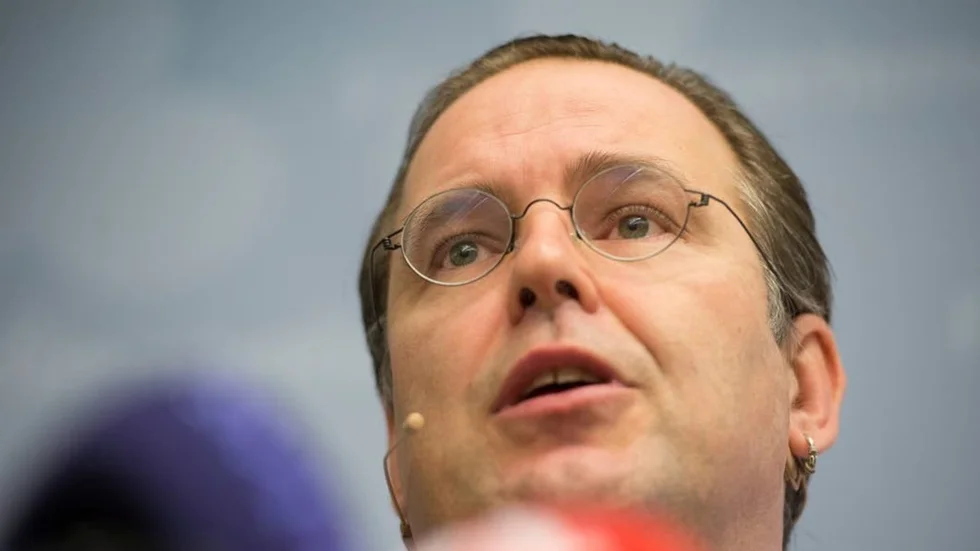 Anders Borg (M)  anser att klyftan mellan skatt för löntagare och pensionärer ska ligga fast. Är du pensionär ska du därför betala högre skatt än om du arbetar.