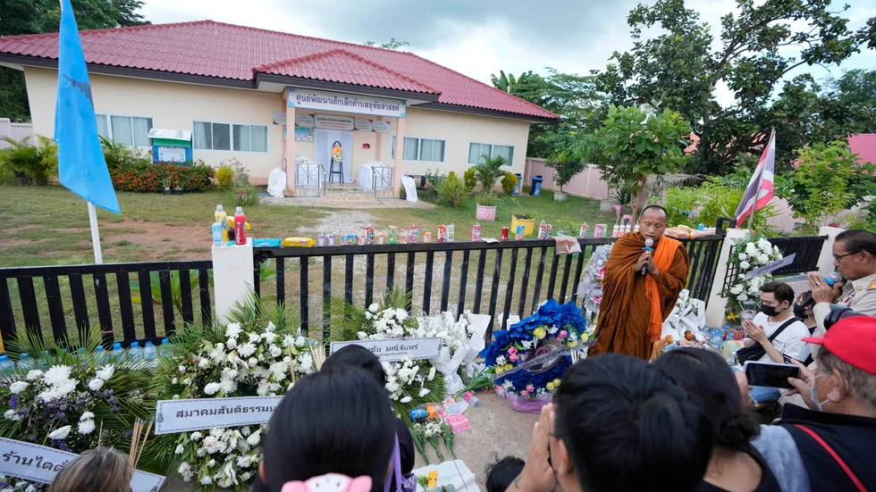 Böner vid förskolan som utsattes för massmordet i provinsen Nong Bua Lam Phu i Thailand.
