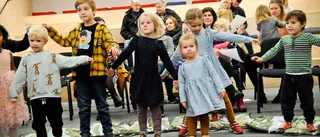 Sångskatten på stadsbibblan i Skellefteå – en föreställning där barnen sjöng med: ”Jag älskar äpplen”