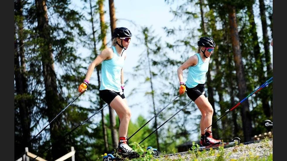 Emma Ribom och Lisa Vinsa, Piteå Elit under ett träningspass på Lindbäcksstadion i Piteå.