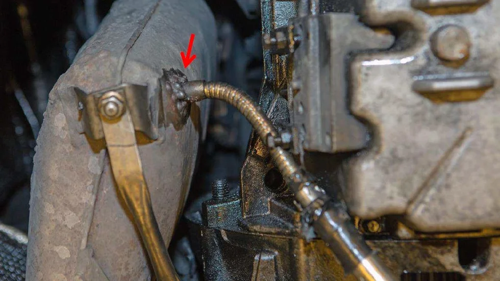 Under motorn var den stålomspunna slangen ansluten med svetsfog till bilens partikelfilter som är en del av avgasreningen. Partikelfiltret var anslutet efter turboaggregatet på avgassystemet.
