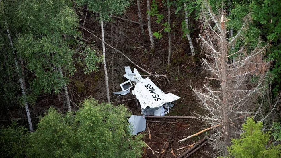 En del av flygplanet ligger något hundratal meter från resten av flygplanet på Storsandskär dagen efter den flygolycka där nio personer omkom.