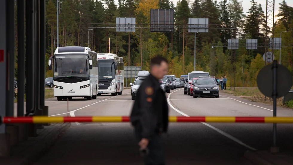 Bussar och bilar köar för att korsa gränsen mellan Finland och Ryssland vid gränsstationen Virolahti. Bild från i fredags.