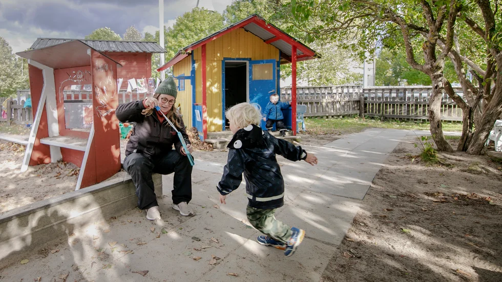 Barngruppernas storlek har varierat mellan varven under förskolan Bysens drygt 30-åriga historia. I fjol fanns 22 barn i verksamheten som bedrivs i gamla skolhuset i Lau. I år och troligtvis hela nästa år kommer man ha ännu fler barn, vilket egentligen är över maxkapaciteten. "Det är jättekul, det gäller bara att vi i personalen orkar och räcker till", säger Kristin Malmros (bilden), här med Albin, 3 år..