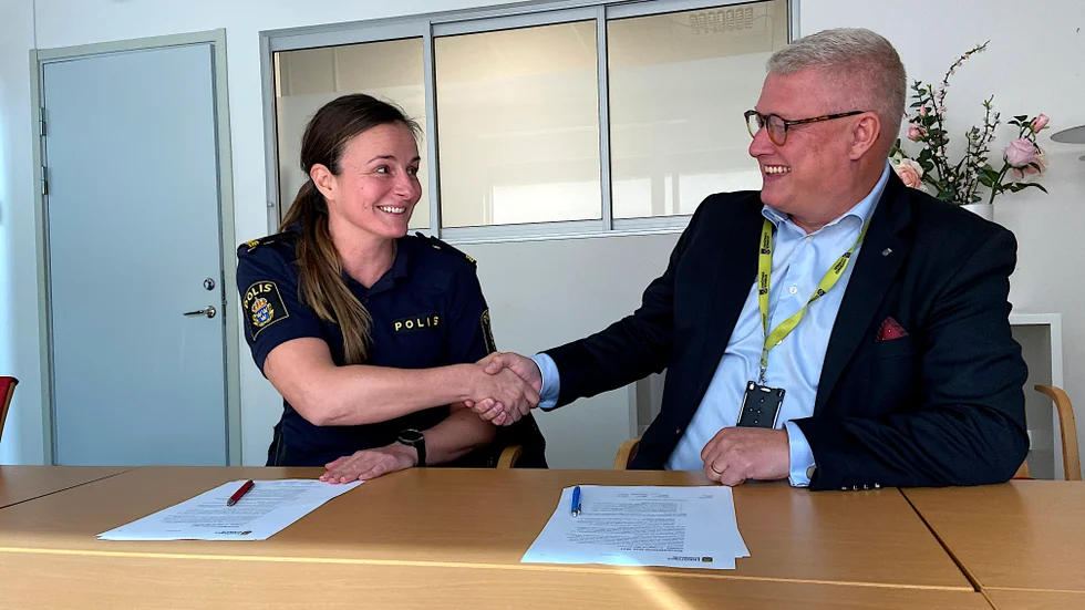 Här har du kardan! Lokalpolisområdeschef Maida Klasson tar kommunalråd Peter Book i hand efter undertecknandet av ett samverkansavtal mellan polisen och kommunen.
