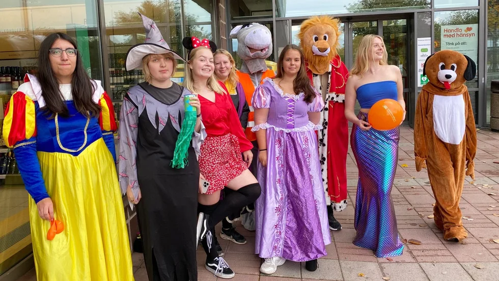 Elever från barn- och fritidsprogrammet showar för Världens barn: Alice Möller, Ester Andersson, Tindra Nyberg, Evelina Fransson, Nellie Lind, Sofia Johansson, Love Wall, Maja Harrysson och Saabirin Ahmed Alin.