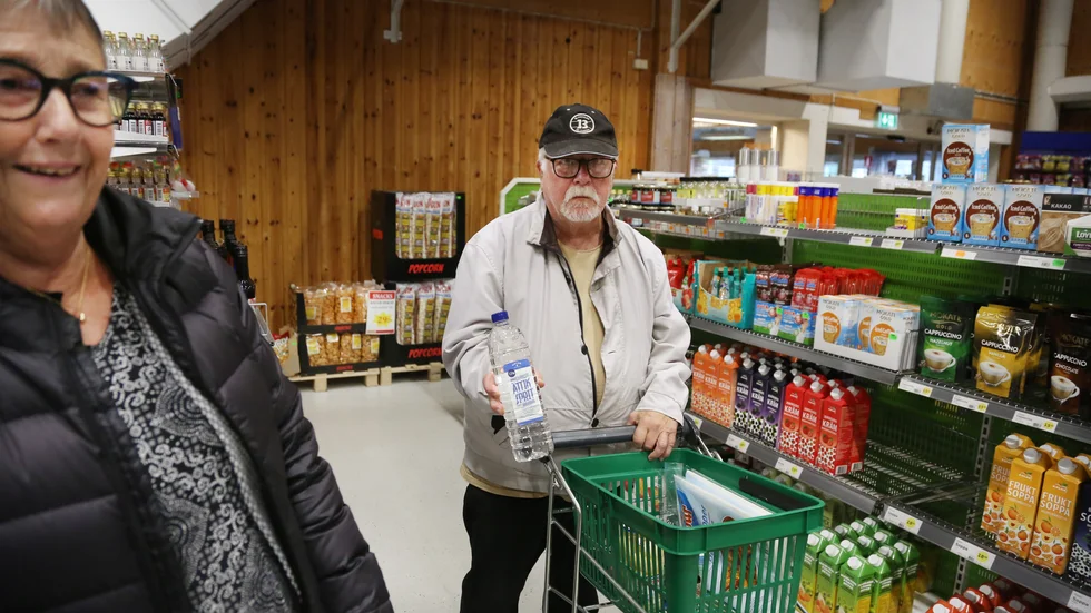 Janne Magnusson och hans brors fru Görel fyndade ättika för 15 kronor flaskan i Slite. Bra till att kalka av kaffebryggaren med, menar de.