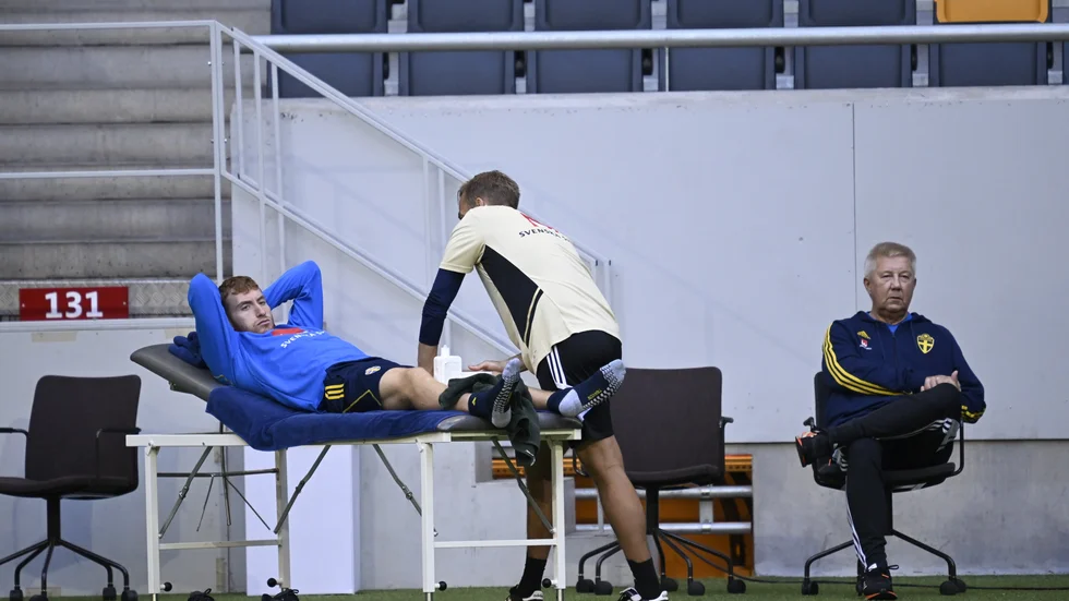 Dejan Kulusevski får massage under en träning med landslaget. Arkivbild.