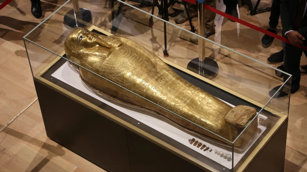 En mumie på Metropolitan Art Museum, som myndigheterna 2019 slog fast kom från en plundring av en arkeologisk plats i Egypten. Arkivbild.