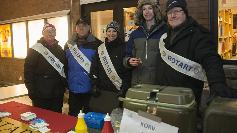 Under julmarknaden på skyltsöndagen sålde Arvidsjaurs Rotaryklubb julklappslotter, varm korv och ved. En del av pengarna som samlades in, 1 500 kronor, har nu getts till Arvidsjaurs hembygdsförening. Från vänster Lisen Hallkvist, Rolf Björklund, Annelie Björklund, Garret Jepson, och Ove Eklund. (Arkivbild)