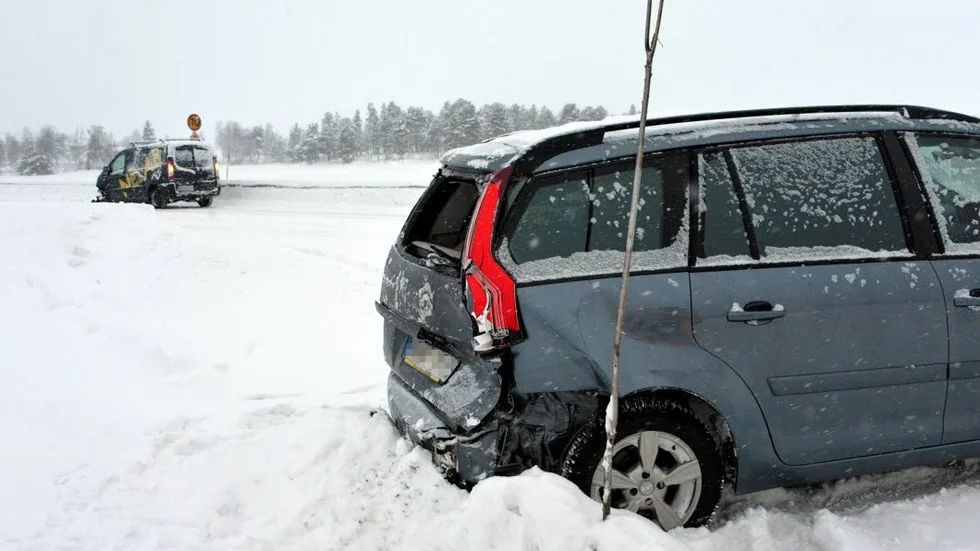 Bilen som stannat för att lämna företräde inför vänstersvängen blev påkörd, med omfattande plåtskador som följd.