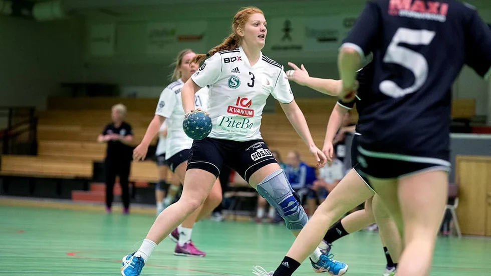 Lisa Lundström och hennes Strömnäs kan gå upp i serieledning söndag kväll – om det blir vinst mot Boden.