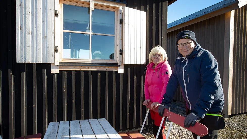 Inga-Lill Lindström och Nils-Johan Larsson har byggt en sjöboda tillsammans med sonen. "De bor i Stockholm så vi sköter om den när de inte är här. Nu ska vi bara må gott, se hockey och sedan ska vi grilla tillsammans med de andra i kväll", säger Nils-Johan Larsson.