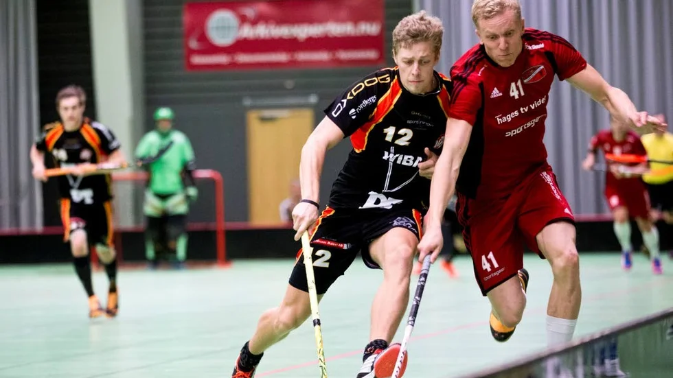 Jonas Landström (i svart tröja) blev tremålsskytt när Wibax Patriots besegrade Umeå City. (Arkivbild)