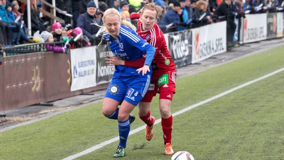 Piteå IF:s ytterback Lena Blomkvist (i rött) ser fram emot att få möta serieledaren Rosengård där bland andra Marta                                    Vieira da Silva spelar. ”Det känns extra roligt med den här matchen. Vi har inte spelat så många toppmatcher tidigare”, säger Lena Blomkvist. (Arkivbild)?FOTO: Gunnar Westergren
