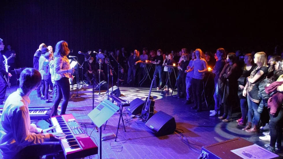 Christinaskolans musikklasser lockade stor publik till Black Box i lördags, när konserthuset Acusticum välkomnade flyktingar till Piteå.?foto: kenny johansson