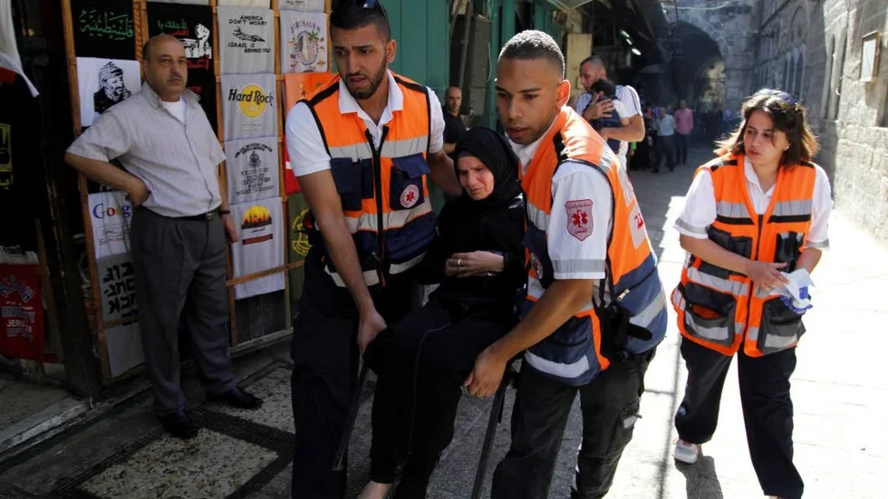 Foto: Mahmoud Illean, AFP
En palestinsk kvinna som skadades vid måndagens attack, bärs av sjukvårdare.