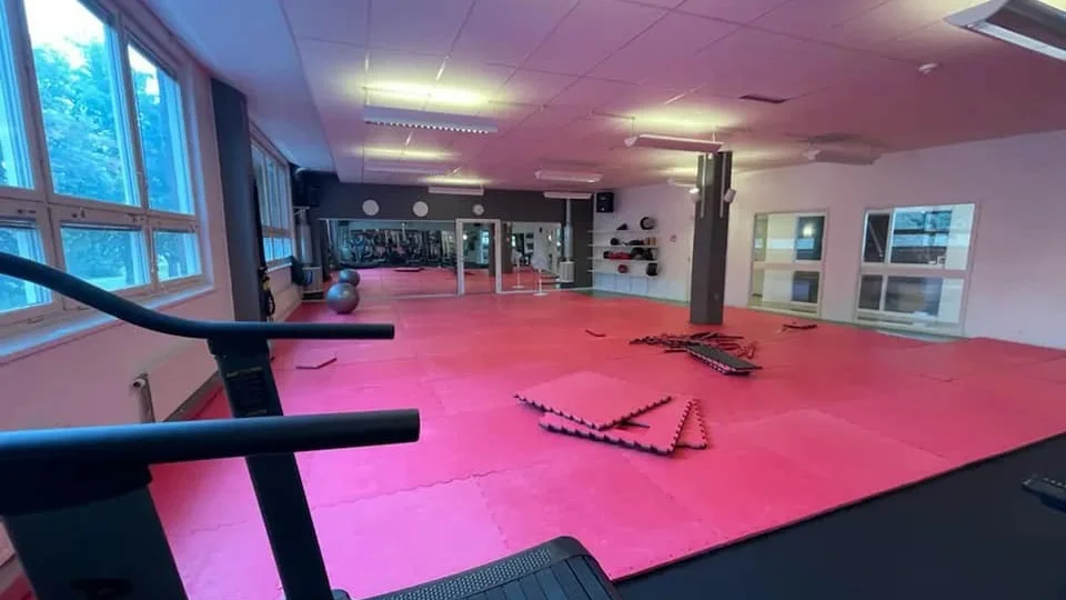 Nyköpingsklubben Team Hangloose, som håller på med brasiliansk jiujitsu, har flyttat in i Friskis & Svettis lokaler nu. Föreningen består av runt 25 barn och 15 vuxna.