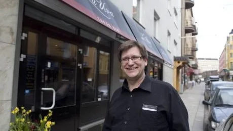 Jodå, det blir uterestaurang i La Uva:s regi på Rådhustorget även i sommar. De intressenter som fanns backade ur affären och ägaren Fernando de Paz tog då beslutet att köra som vanligt. Foto: Andreas Skogh/arkiv