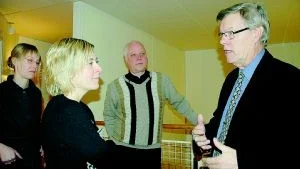 Louise Malmström i samspråk med skolans rektor Stig Tell. Peter Fransson (s) och yrkes - och studievägledare Malin Holmström lyssnar. Foto: Ann Björling