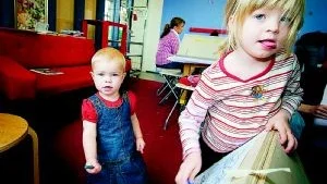 Vid den här skärmen kunde besökarna få pröva på att måla med fötterna. Men Hilda Moqvist, drygt ett år, och Alma Gredin Karlsson, 3 år, tyckte det var lagom högt att stå hä roch rita med händerna istället.
Foto: Andreas Skogh