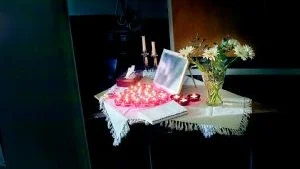 Vid minnesbordet fick kamraterna skriva en sista hälsning till sin vän. Ur högtalarna strömmade hans musik. Foto: Janne Forsby