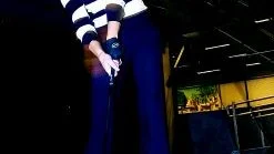 Sofia Renell jobbar på svingen på Racketstadions driving range.                Tusen golfsvingar i veckan hinner hon med.