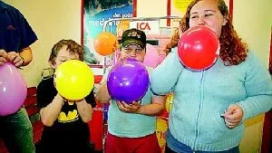 Johannes Kyllönen, Jonathan Kyllönen och Emelie Karlsson var några av de tappra deltagarna som febrilt blåste ballonger på Ica i Hårstorp.  Foto: Matilda Wiman