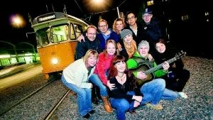 Hela Spårlöst ensemble samlad vid spåret. Övre raden från vänster: Bengt-Otto Ottosson, JB Olofsson, Josefin Schönbeck, Joel Almroth, Kaj Lärka. Undre raden från vänster: Anki Wastesson, Meta Sayeler, Åsa Qvarfordt, Jesper Andersson, Kristin Kindbom och längst fram Nettan Lekström.                                                                                                                                                       Foto: Niclas Sandberg