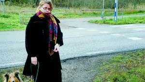 Lena Skog anser att kommunen bör häva fem kilometersgränsen som gäller för skolskjuts i dag. Här är en av de farliga övergångsställen som skolbarnen i Lotorp måste passera under sin långa väg till Grosvadskolan.   Foto: Magnus Petersson